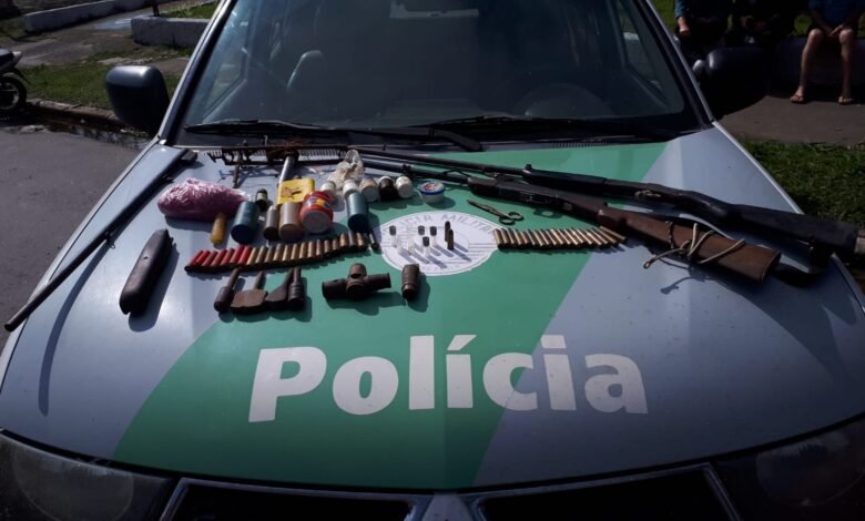 Polícia Ambiental encontra armas dentro de casa em Peruíbe