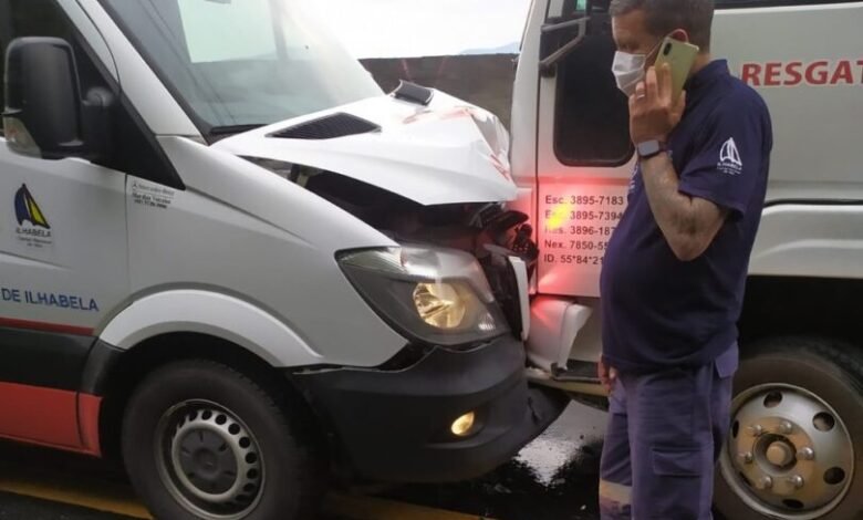 Ambulância e caminhão batem na Rio-Santos