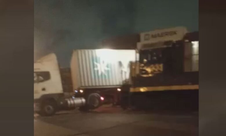 Carreta é atingida por trem na área portuária de Guarujá