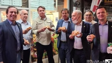 Bolsonaro ignora vacina e se alimenta em rua de Nova York