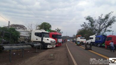 Caminhoneiros bloqueiam estradas pelo Brasil em apoio a Bolsonaro