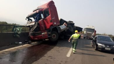 Caminhão tomba e derruba carga em viaduto de Cubatão
