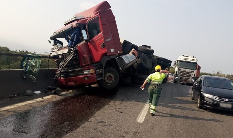 Caminhão tomba e derruba carga em viaduto de Cubatão