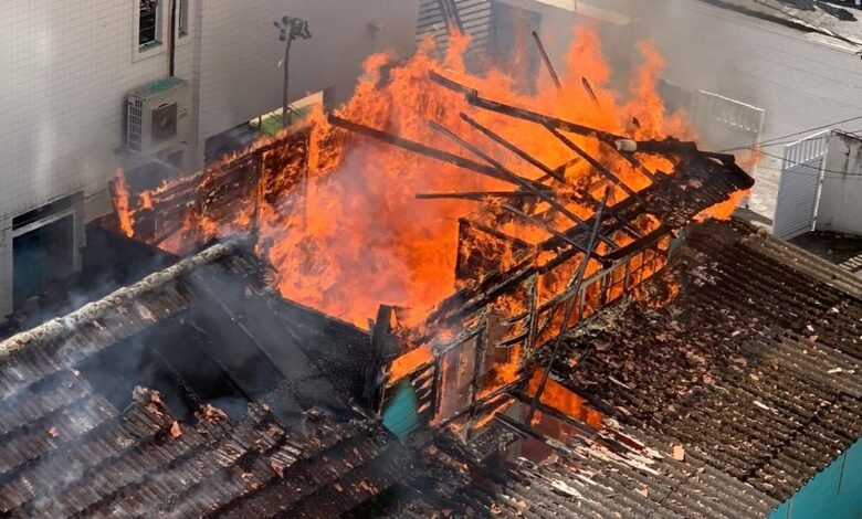 Chalé é atingido por incêndio em Santos