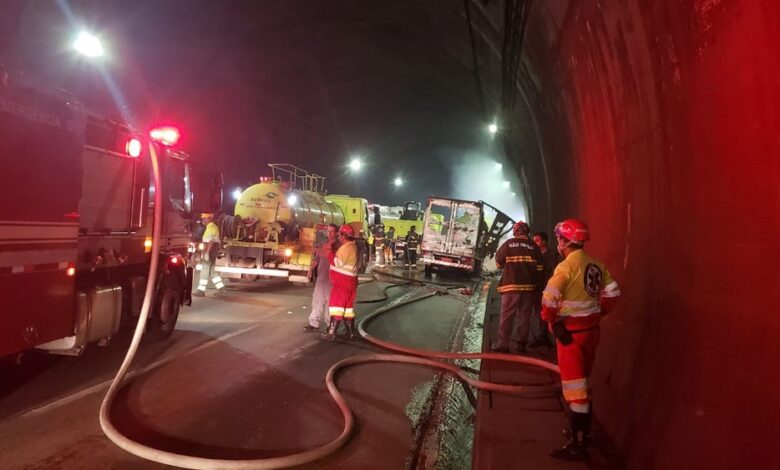 Caminhão pega fogo na Rodovia dos Imigrantes e provoca congestionamento