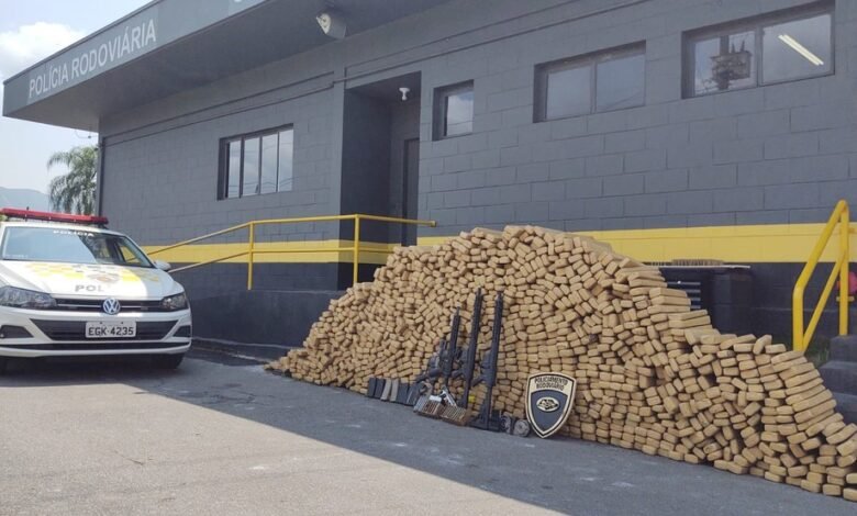 Caminhoneiro é flagrado levando 1 tonelada de maconha e fuzis e vai preso