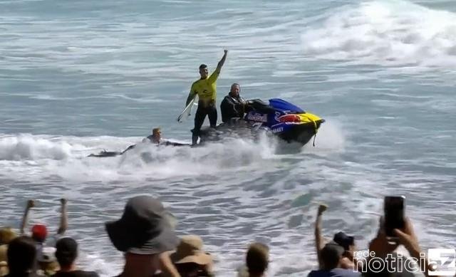 Gabriel Medina bate compatriota Filipe Toledo e leva o tri do Mundial do Surf