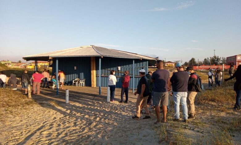 Demolição de quiosques em Ilha Comprida é impedida pelos comerciantes