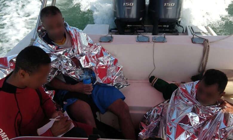 Bombeiros resgatam homens após barco sofrer naufrágio em Caraguatatuba