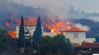 Vulcão das Ilhas Canárias explode e atinge casas