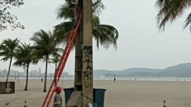 Começam os reparos para devolver a luz na praia de Santos