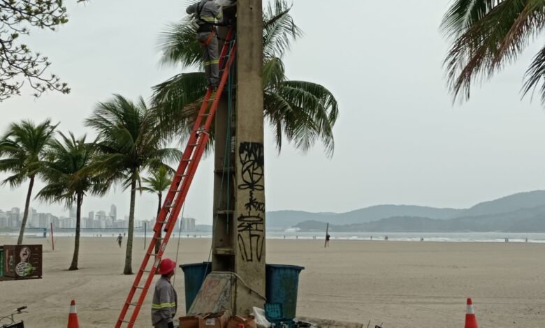 Começam os reparos para devolver a luz na praia de Santos