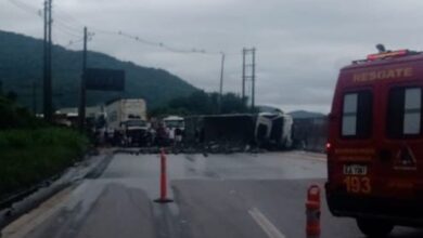 Carreta tomba após colisão e provoca interdição de rodovia de Cubatão