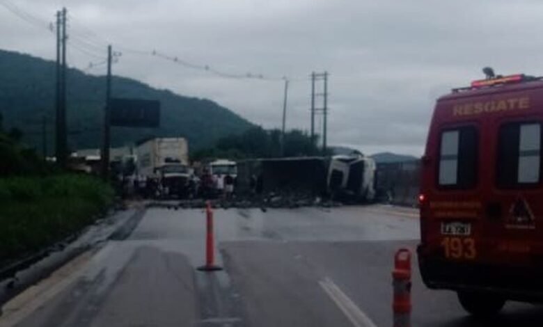 Carreta tomba após colisão e provoca interdição de rodovia de Cubatão