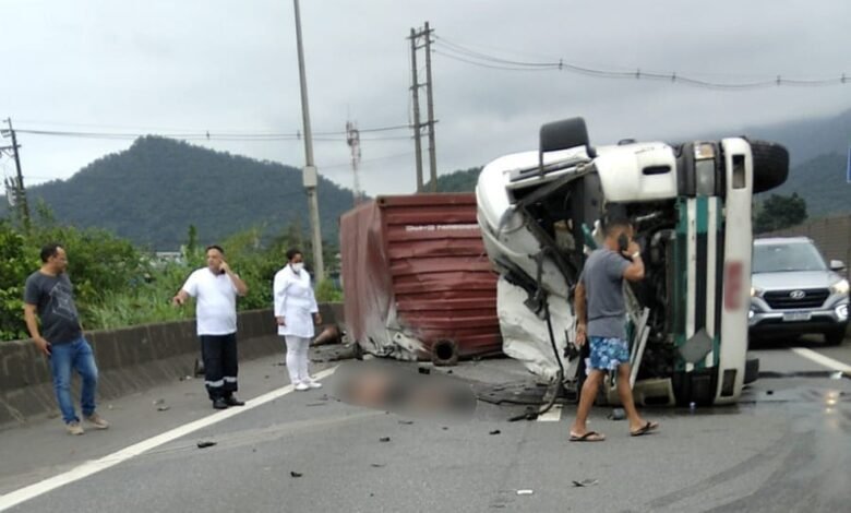 Motorista tomba com a carreta e morre na Cônego Domênico Rangoni
