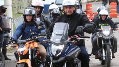 Bolsonaro dá rolê de moto no Guarujá sem máscara e viseira