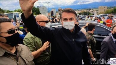 De máscara, Jair Bolsonaro vai ao Santuário de Aparecida acompanhar a festa