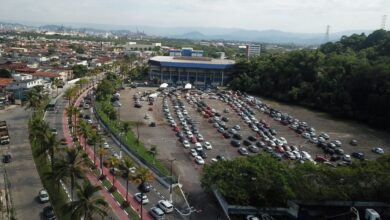 Drive-thru da vacina para idosos é realizado no Guarujá