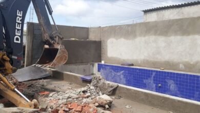 Polícia Ambiental demole imóveis de alto padrão em São Vicente