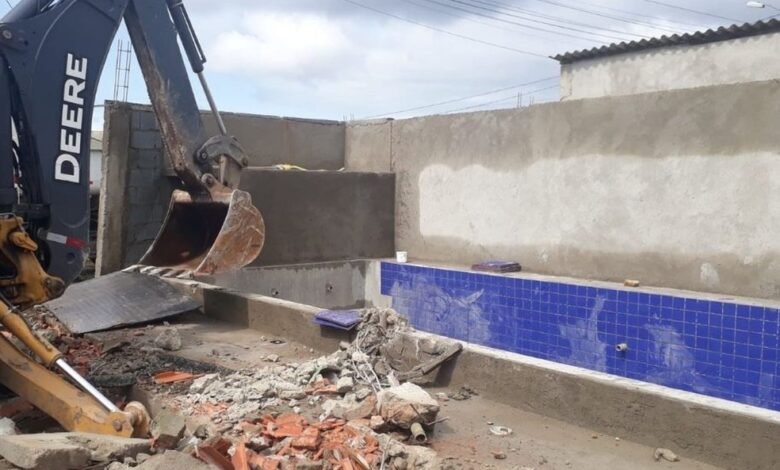 Polícia Ambiental demole imóveis de alto padrão em São Vicente