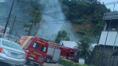 Viatura da polícia sofre incêndio e chamas atingem delegacia de Guarujá