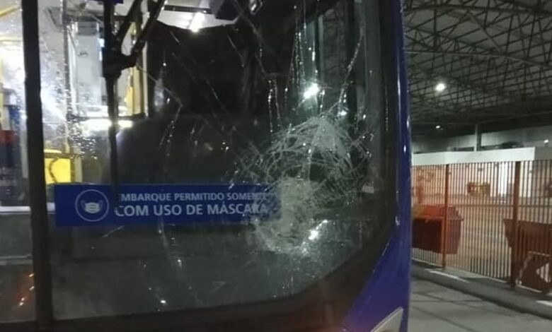 Ônibus é alvo de tentativa de assalto em Praia Grande e é apedrejado