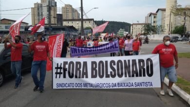 Manifestantes de Santos se reúnem para ato contra Bolsonaro