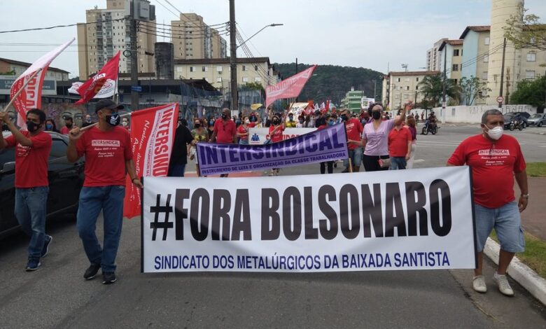 Manifestantes de Santos se reúnem para ato contra Bolsonaro