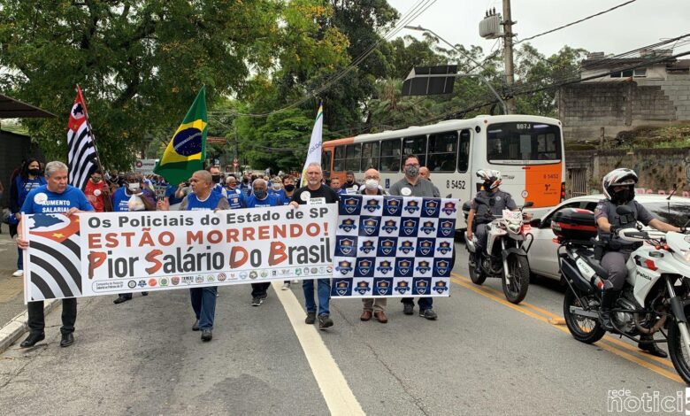 Policiais protestam cobrando melhores salários e condições de trabalho