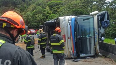 Seis pessoas morrem em acidente com ônibus de turismo na Rodovia Oswaldo Cruz