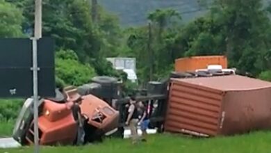 Carreta tomba e bloqueia acesso à Ilha Barnabé