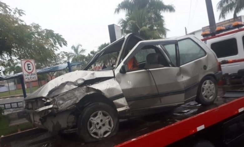Grupo de adolescentes furta carro e sofre acidente em Caraguatatuba
