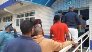 Válter Suman é atacado pela população na Câmara de Guarujá