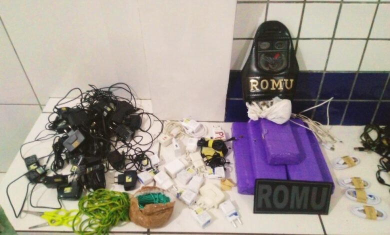 Guarda de Mongaguá flagra suspeitos tentando jogar bolsas em presídio