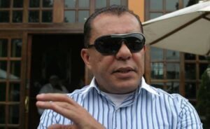 Válter Suman é atacado pela população na Câmara de Guarujá