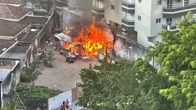 Casa de madeirite pega fogo e fica totalmente destruída