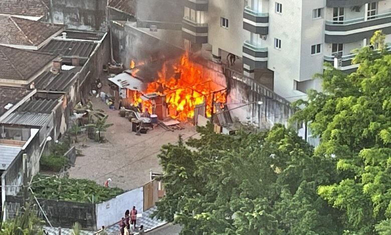 Casa de madeirite pega fogo e fica totalmente destruída