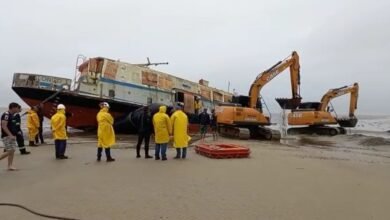 Começa a remoção de lancha de travessia encalhada em Ilha Comprida