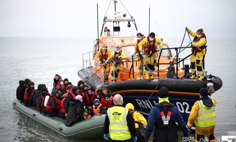 Naufrágio de bote mata mais de 30 imigrantes no Canal da Mancha