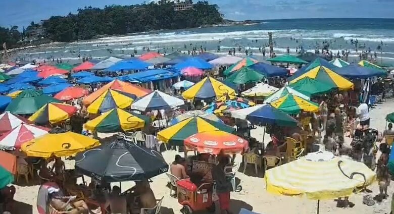 Feriado prolongado começa com praias lotadas no Litoral Norte