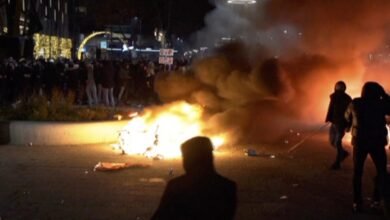 População fica ferida durante protestos contra lockdown na Holanda