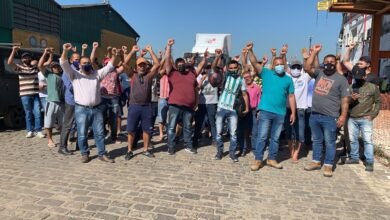 Trabalhadores demitidos de empresa terceirizada protestam no Porto de Santos