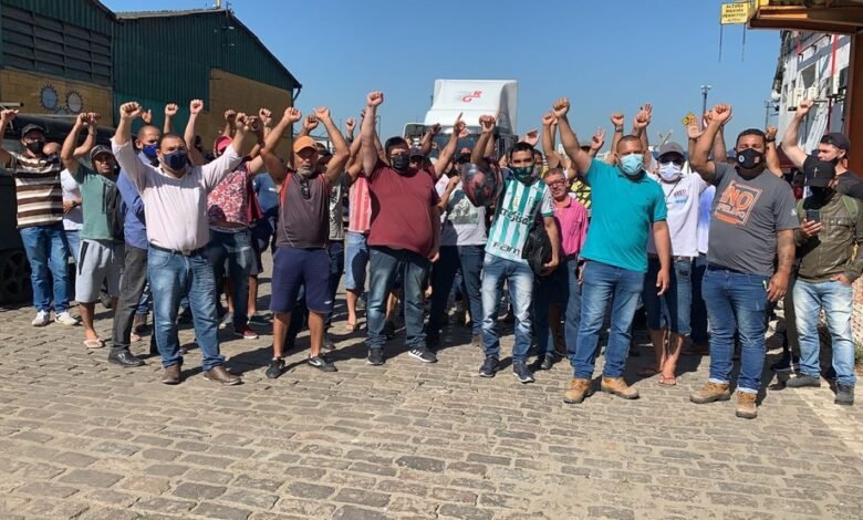 Trabalhadores demitidos de empresa terceirizada protestam no Porto de Santos
