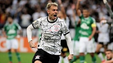 Corinthians vence a Chapecoense, no sufoco, e volta ao G6 do Brasileirão