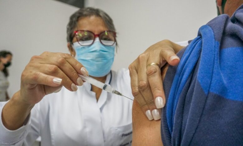 Grupo prioritário é vacinado com a dose de reforço contra a Covid-19 em Bertioga