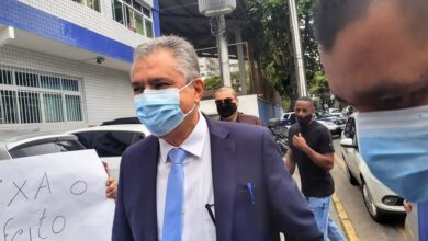 VÍDEO - Prefeito de Guarujá presta depoimento na Polícia Federal