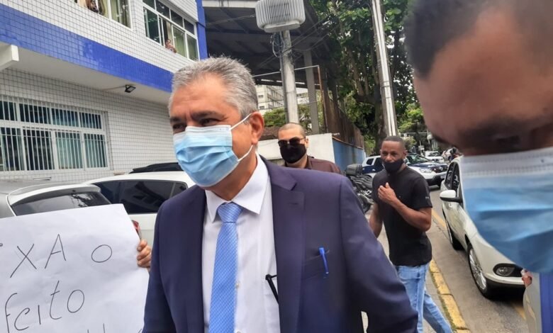 Válter Suman é atacado pela população na Câmara de Guarujá