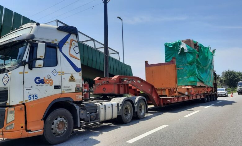 Motorista que danificou passarela da Anchieta leva três multas