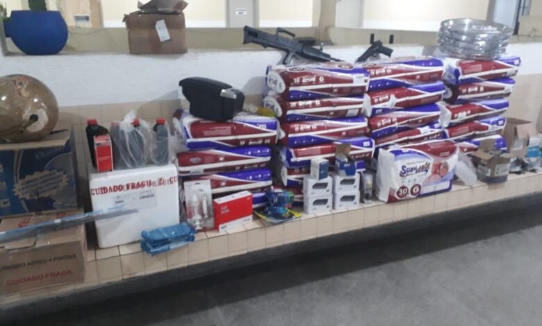 Mulher com produtos do Mercado Livre e presa em São Vicente