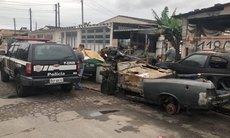 Polícia autua dono de ferro velho por ligação clandestina